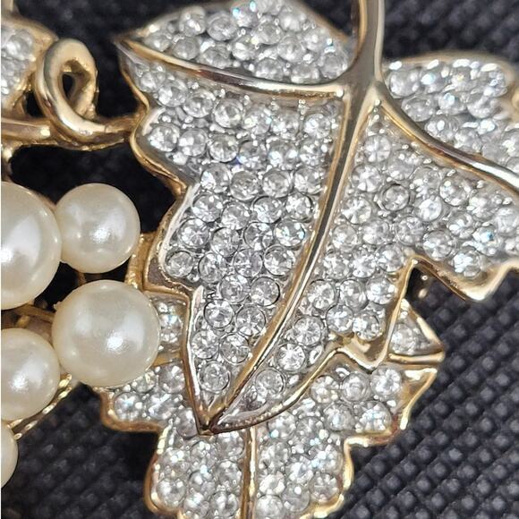 Glam Gold Tone Faux Pearl Crystal Grapevine Pin Chic Vintage Garden Party Vibes - Picture 7 of 11